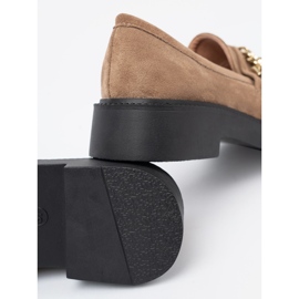 Shelvt Mocassins beige avec une chaîne en or. 1