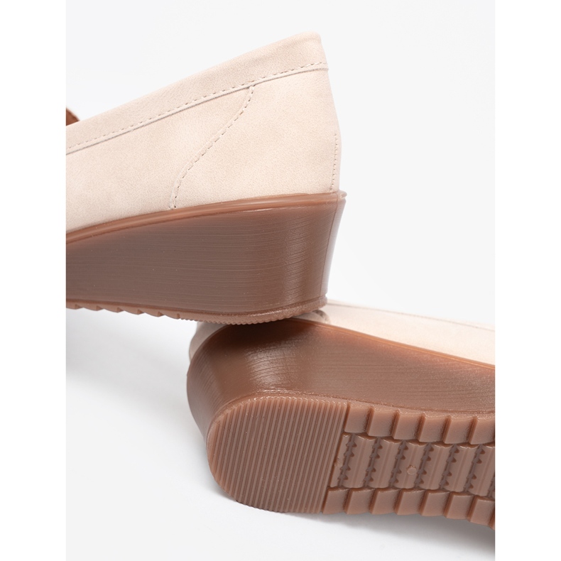 Shelvt Mocassins beige wedge avec une chaîne décorative 2