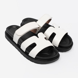 Shelvt Les tongs blancs confortables sur la plate-forme 2