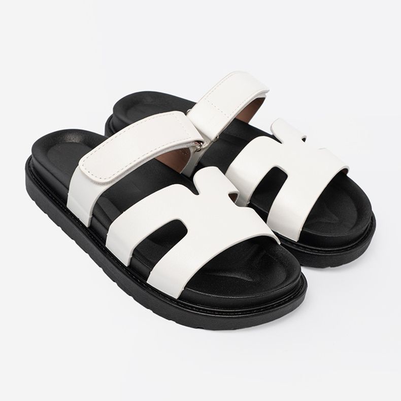 Shelvt Les tongs blancs confortables sur la plate-forme 2