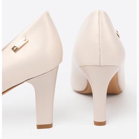 Pompes beige sur le poste de sergio Leone 1