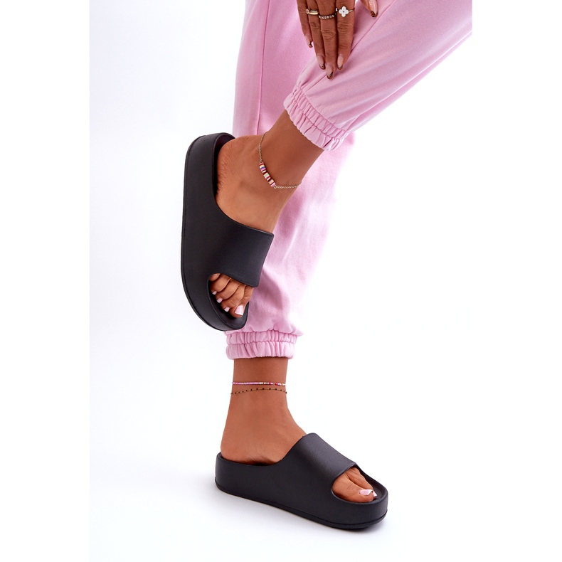 Les tongs pour femmes sur la plate-forme noire en mousse 3