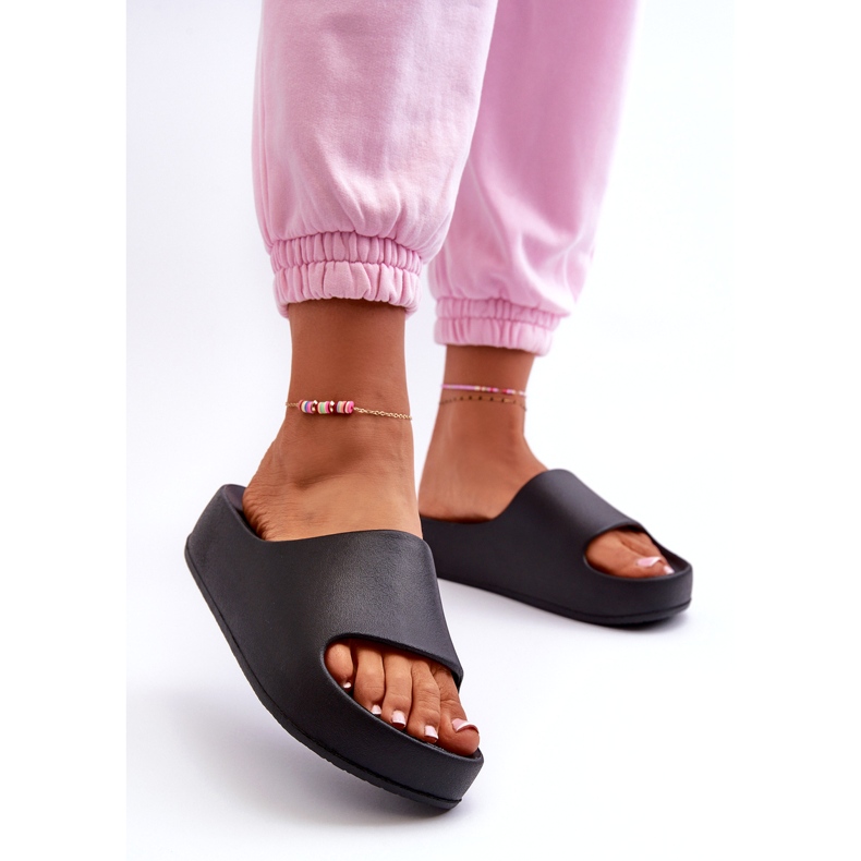 Les tongs pour femmes sur la plate-forme noire en mousse le noir 1