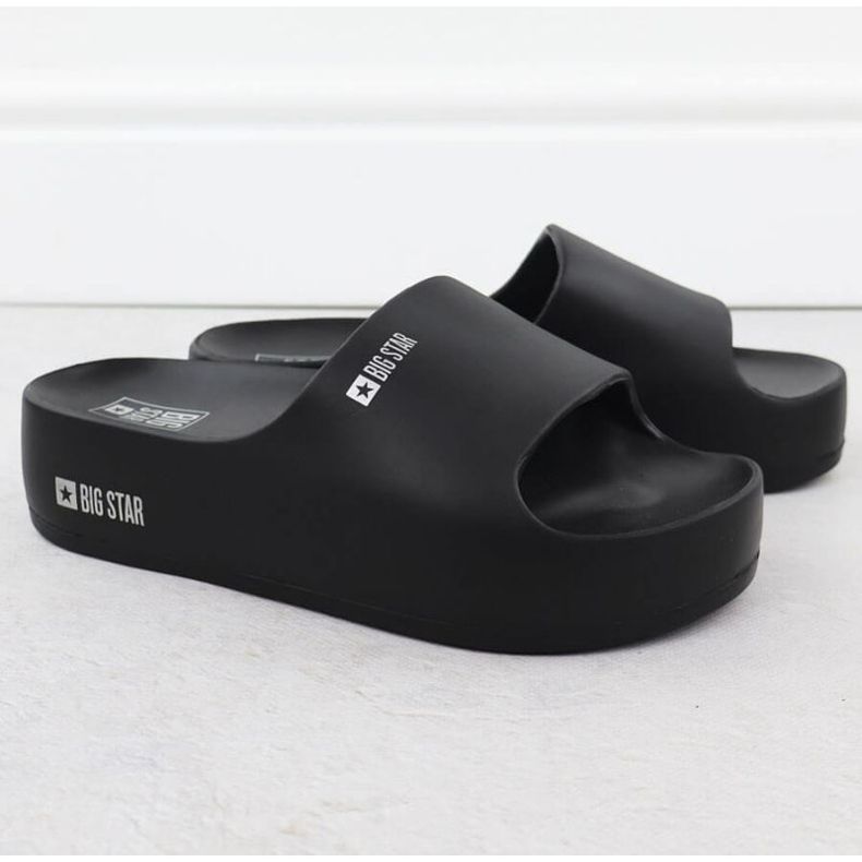 Slippers sur la plate-forme Big Star dans SS274721 INT2155A noir 2