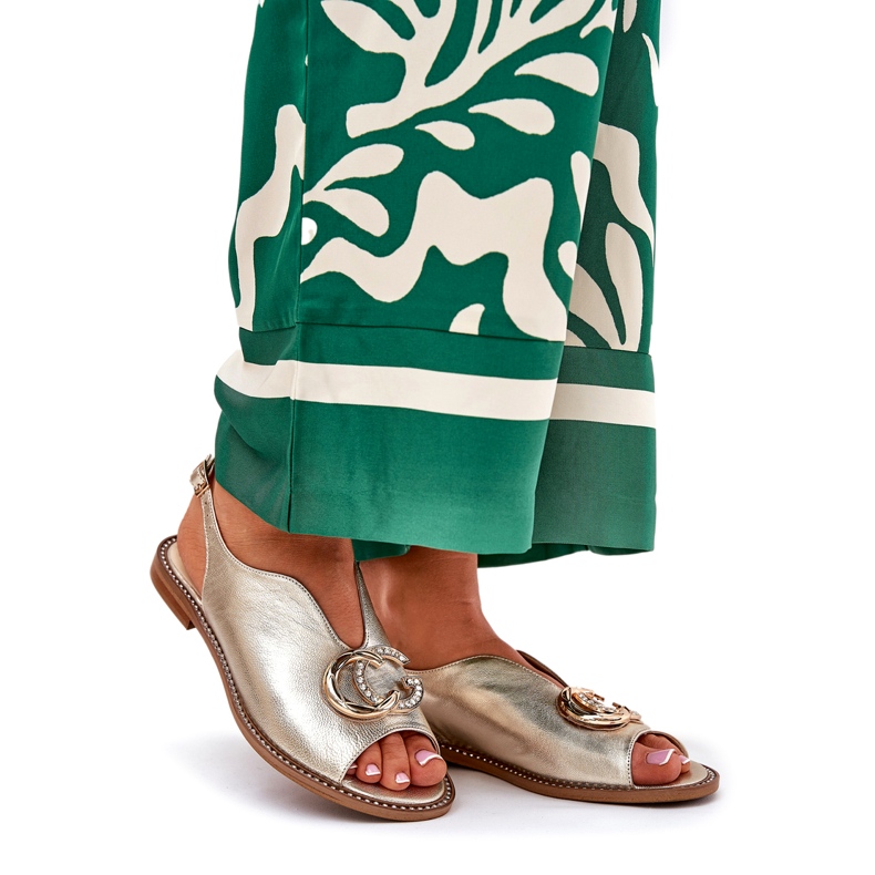 Sandales en cuir à tarif plates avec la décoration de Laura Messi 2865 Zlotys d'or 1