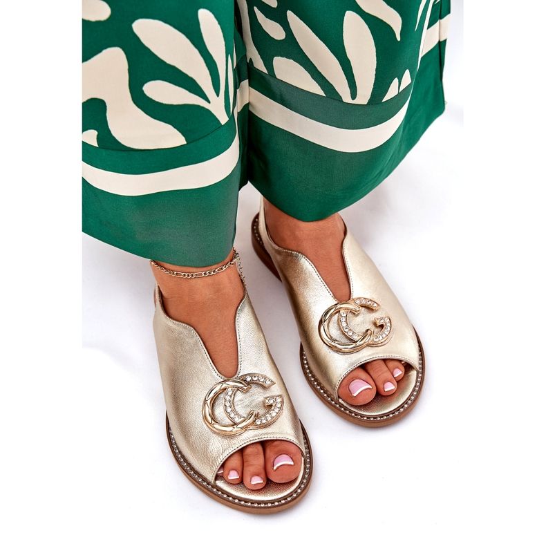 Sandales en cuir à tarif plates avec la décoration de Laura Messi 2865 Zlotys d'or 3