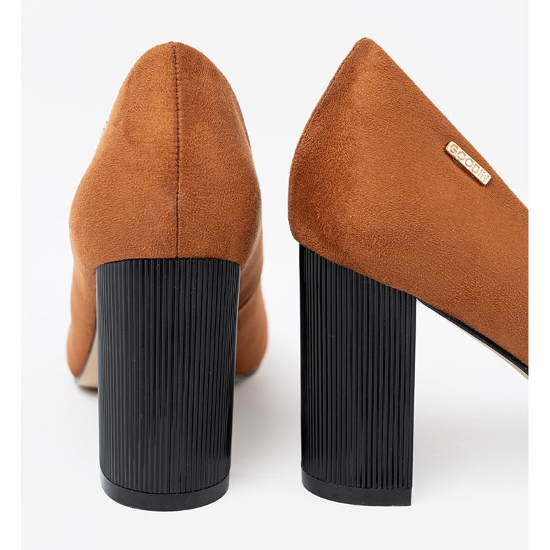 Goodin Pompes brun clair sur un poteau noir 1