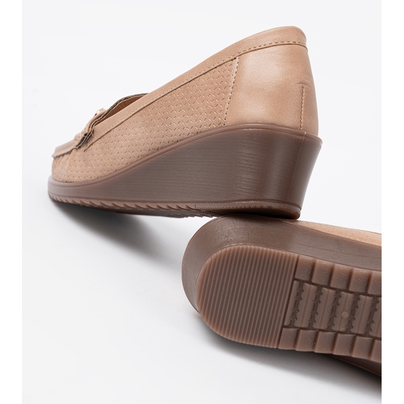 Shelvt Chaussures beiges avec décoration dorée 1