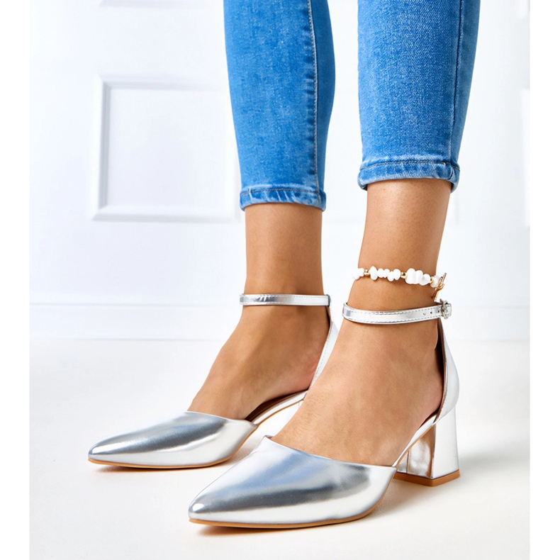 Pompes en argent sur le poteau fixé avec des cubes de keris 1 Pompes en argent sur le poteau fixé avec des cubes de keris 1