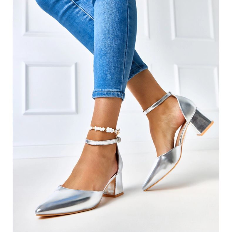 Pompes en argent sur le poteau fixé avec des cubes de keris 2 Pompes en argent sur le poteau fixé avec des cubes de keris 2