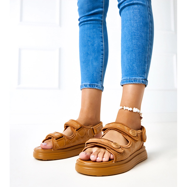 Sandales brunes avec ceintures de barbe réglables 1