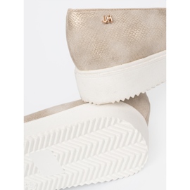 Shelvt Mocassins dorés avec un détail de bijoux sur le devant 1