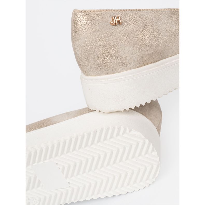 Shelvt Mocassins dorés avec un détail de bijoux sur le devant d'or 1