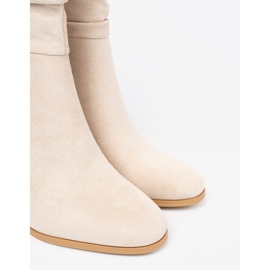 Shelvt Bottes beiges légères avec une tige et un talon froissés 5