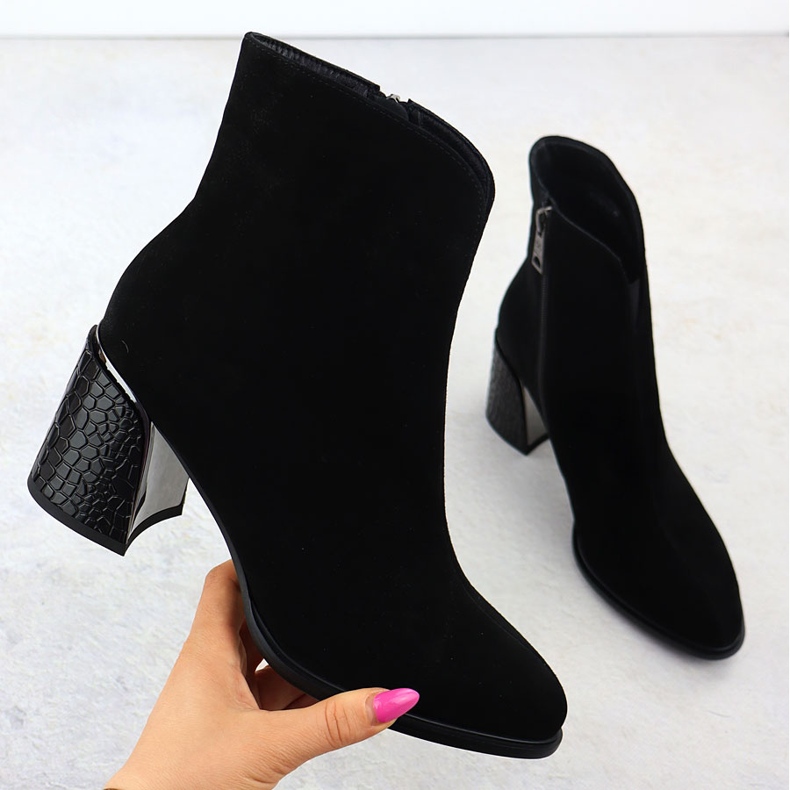 Bottes en cuir pour femmes sur un talon décoratif noir Vinceza 66801 1