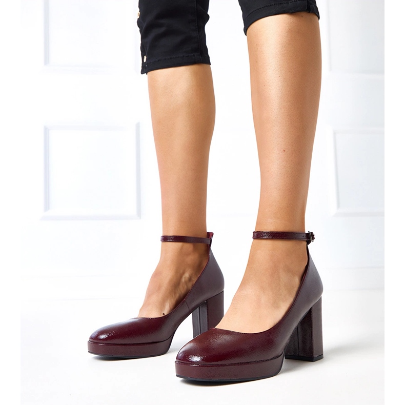 Les pompes bordeaux ont été vernies sur un énorme post de Batuma rouge 1