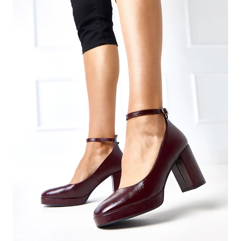 Les pompes bordeaux ont été vernies sur un énorme post de Batuma rouge 2