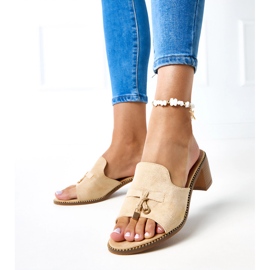 Flip beige -flops sur l'ornement de bouleau 2 Flip beige -flops sur l'ornement de bouleau 2