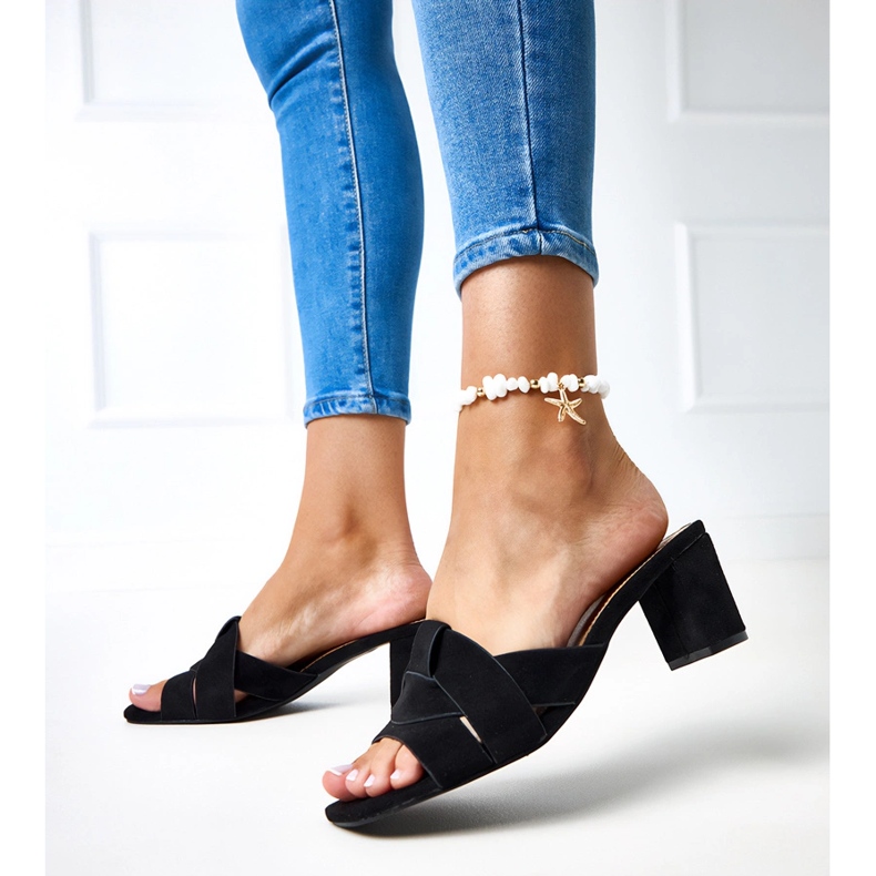 Les tongs classiques noirs sur le post Risana Ekozamszu le noir 1