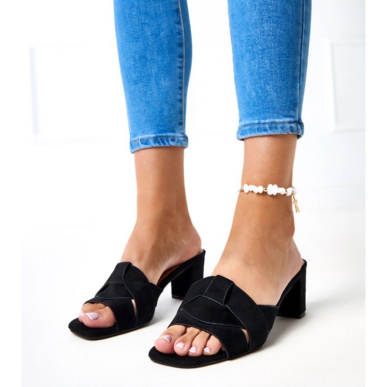 Les tongs classiques noirs sur le post Risana Ekozamszu le noir 2