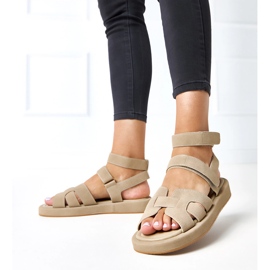 Sandales beige sombres fixées avec les cubes de Maimuna vert 2