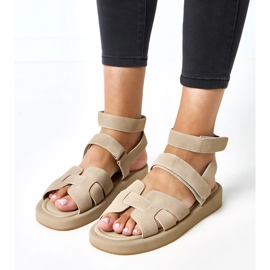 Sandales beige sombres fixées avec les cubes de Maimuna vert 4