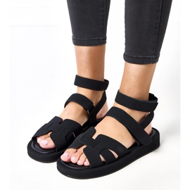 Sandales noires fixées avec une Maimuna à la cheville le noir 4