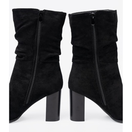 Shelvt Bottes noires sur le poteau avec une tige froissée 1