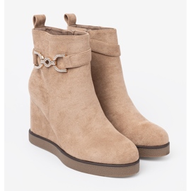 Shelvt Bottes beiges sur un coin avec une boucle décorative 2