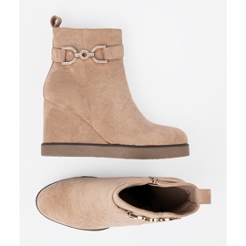 Shelvt Bottes beiges sur un coin avec une boucle décorative 4
