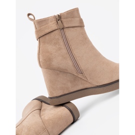 Shelvt Bottes beiges sur un coin avec une boucle décorative 1