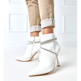 Bottes blanches sur un talon haut décoré de zircons Fantaro 1 Bottes blanches sur un talon haut décoré de zircons Fantaro 1