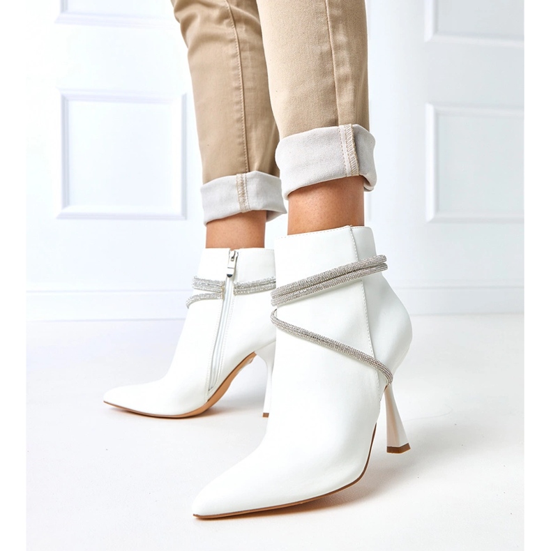 Bottes blanches sur un talon haut décoré de zircons Fantaro 1 Bottes blanches sur un talon haut décoré de zircons Fantaro 1