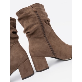 Shelvt Bottes en daim beige sombres sur le poteau 1
