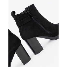 Shelvt Bottes noires sur le poteau avec une pince décorative 1