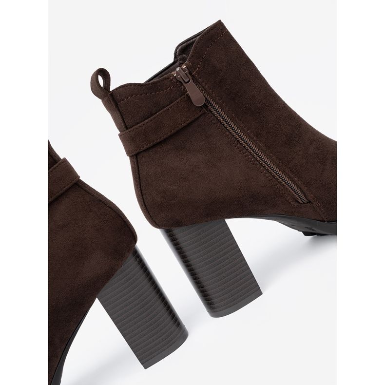 Shelvt Bottes brun foncé sur le poteau avec une pince décorative 1