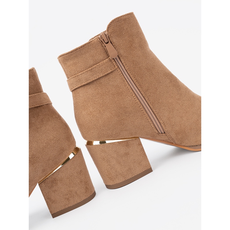 Shelvt Des bottes élégantes dans une teinte brun clair avec des détails dorés 1