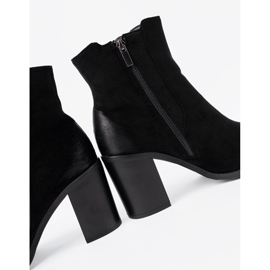 Shelvt Bottes en daim noir sur un pilier élevé isolé 1