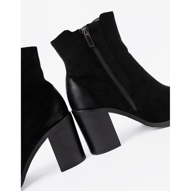 Shelvt Bottes en daim noir sur un pilier élevé isolé le noir 1