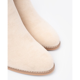 Shelvt Bottes beiges légères sur le poteau avec une pince décorative 1 Shelvt Bottes beiges légères sur le poteau avec une pince décorative 1