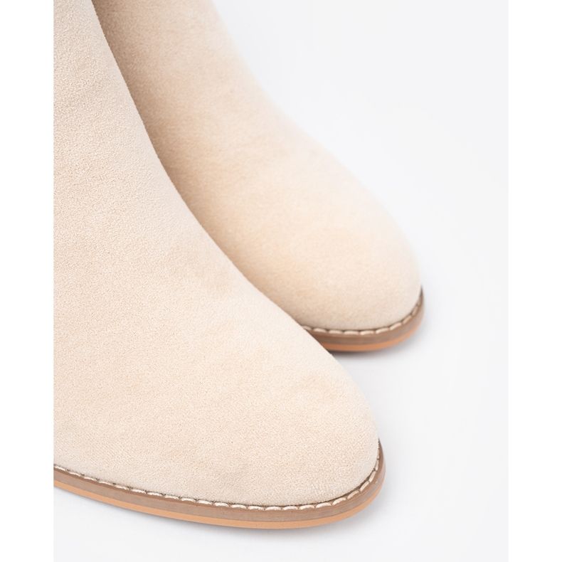 Shelvt Bottes beiges légères sur le poteau avec une pince décorative 1 Shelvt Bottes beiges légères sur le poteau avec une pince décorative 1