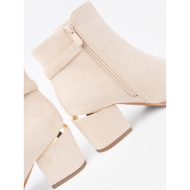 Shelvt Bottes beiges légères sur le poteau avec une pince décorative 2 Shelvt Bottes beiges légères sur le poteau avec une pince décorative 2