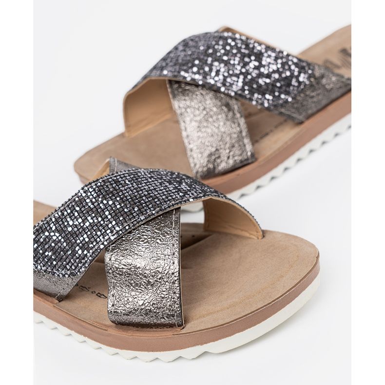 Shelvt Les tongs métalliques des femmes avec une semelle blanche argent 1 Shelvt Les tongs métalliques des femmes avec une semelle blanche argent 1