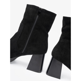 Shelvt Bottes noires élégantes sur un poste stable 1