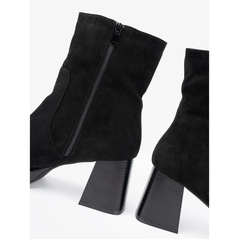 Shelvt Bottes noires élégantes sur un poste stable 1
