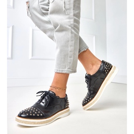 Chaussures des femmes noires avec des goujons de grès le noir 3