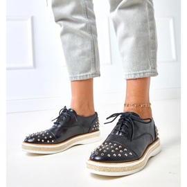 Chaussures des femmes noires avec des goujons de grès le noir 1