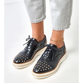 Chaussures des femmes noires avec des goujons de grès le noir 4