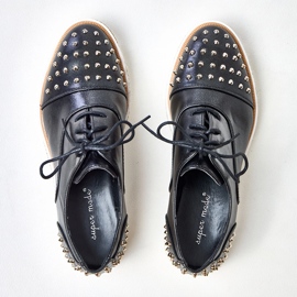 Chaussures des femmes noires avec des goujons de grès le noir 6