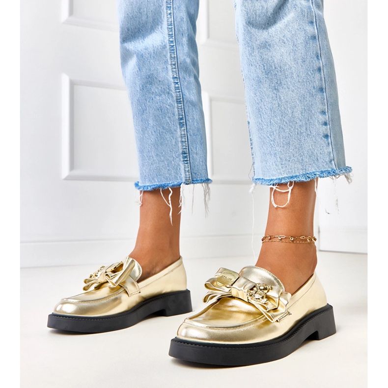 Mocassins dorés avec un arc et un ours en peluche teriwa 1